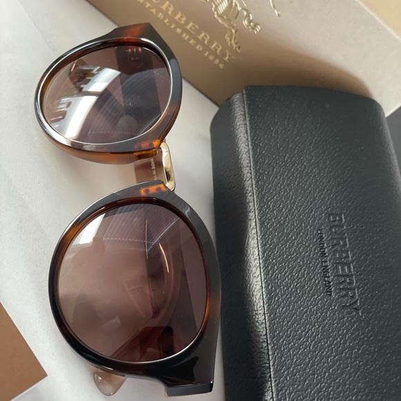 Burberry 50MM square sunglasses - Picture 6 of 6
